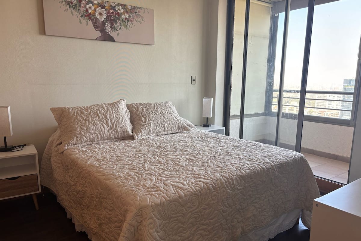 1 habitación, sistema de insonorización y tabla de planchar con plancha