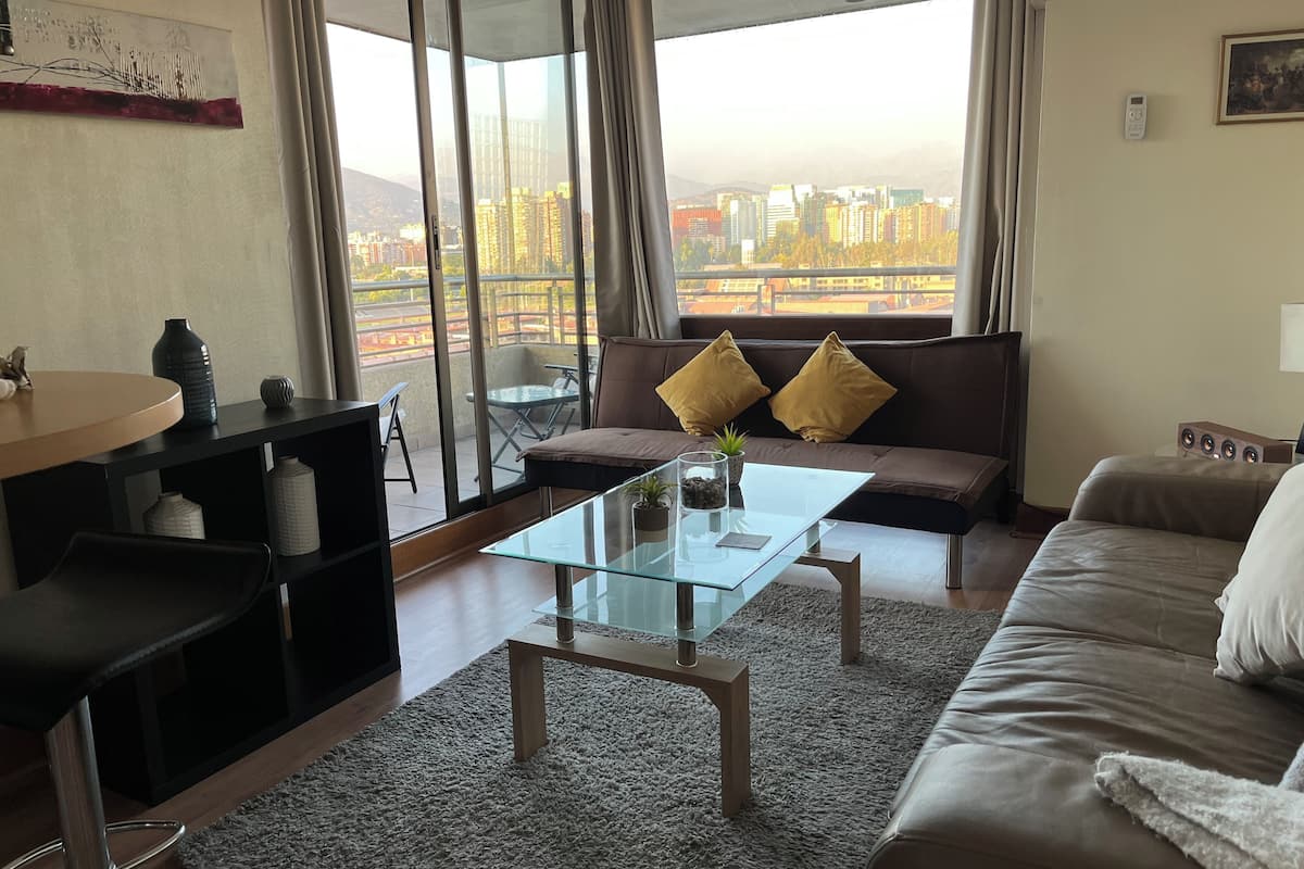 1 habitación, sistema de insonorización y tabla de planchar con plancha 