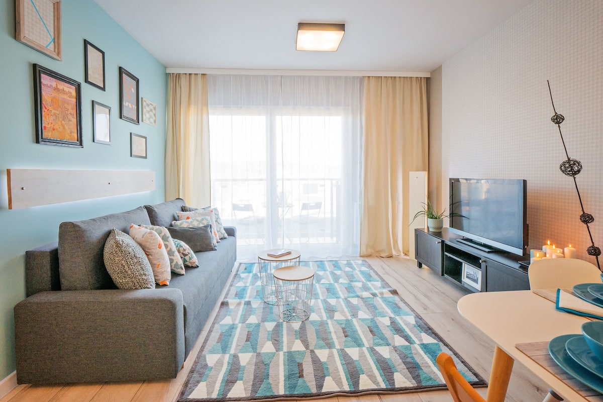 Apartment (Madagaskar) | Living room | 55-inch flat-screen TV with cable channels, TV