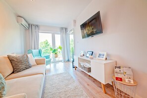Apartment (Malibu) | Living room | 55-inch flat-screen TV with cable channels, TV - Apartamenty Homely Place Centrum (Poznan)