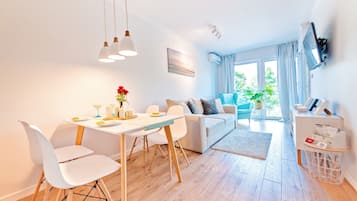 Apartment (Malibu) | Wohnzimmer | 55-Zoll-Flachbildfernseher mit Kabelempfang, Fernseher