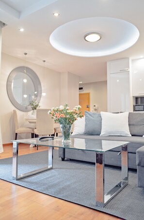 Apartment (Kingsize) | Wohnzimmer | 55-Zoll-Flachbildfernseher mit Kabelempfang, Fernseher