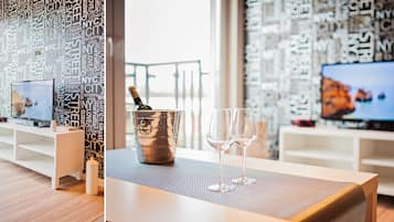 Apartment (Venezia) | Living room | 55-inch flat-screen TV with cable channels, TV