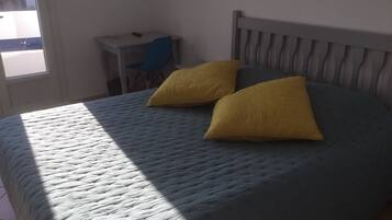 Tweepersoonskamer, balkon | Een bureau, gratis wifi, beddengoed