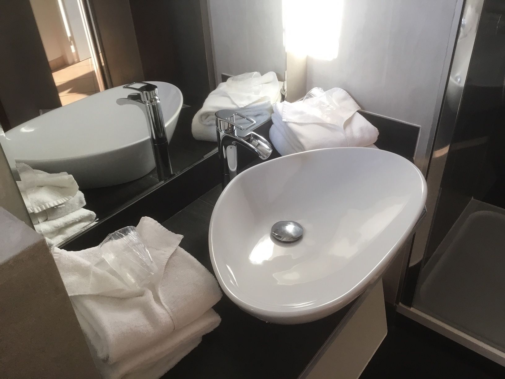 classic twin room | bathroom | free toiletries, towels