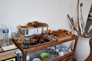 Se ofrece un desayuno bufé todos los días (por un coste adicional)