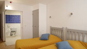 Tomannsrom – standard, 2 enkeltsenger, tilgjengelighetstilpasset | Skrivebord, wi-fi (inkludert) og sengetøy