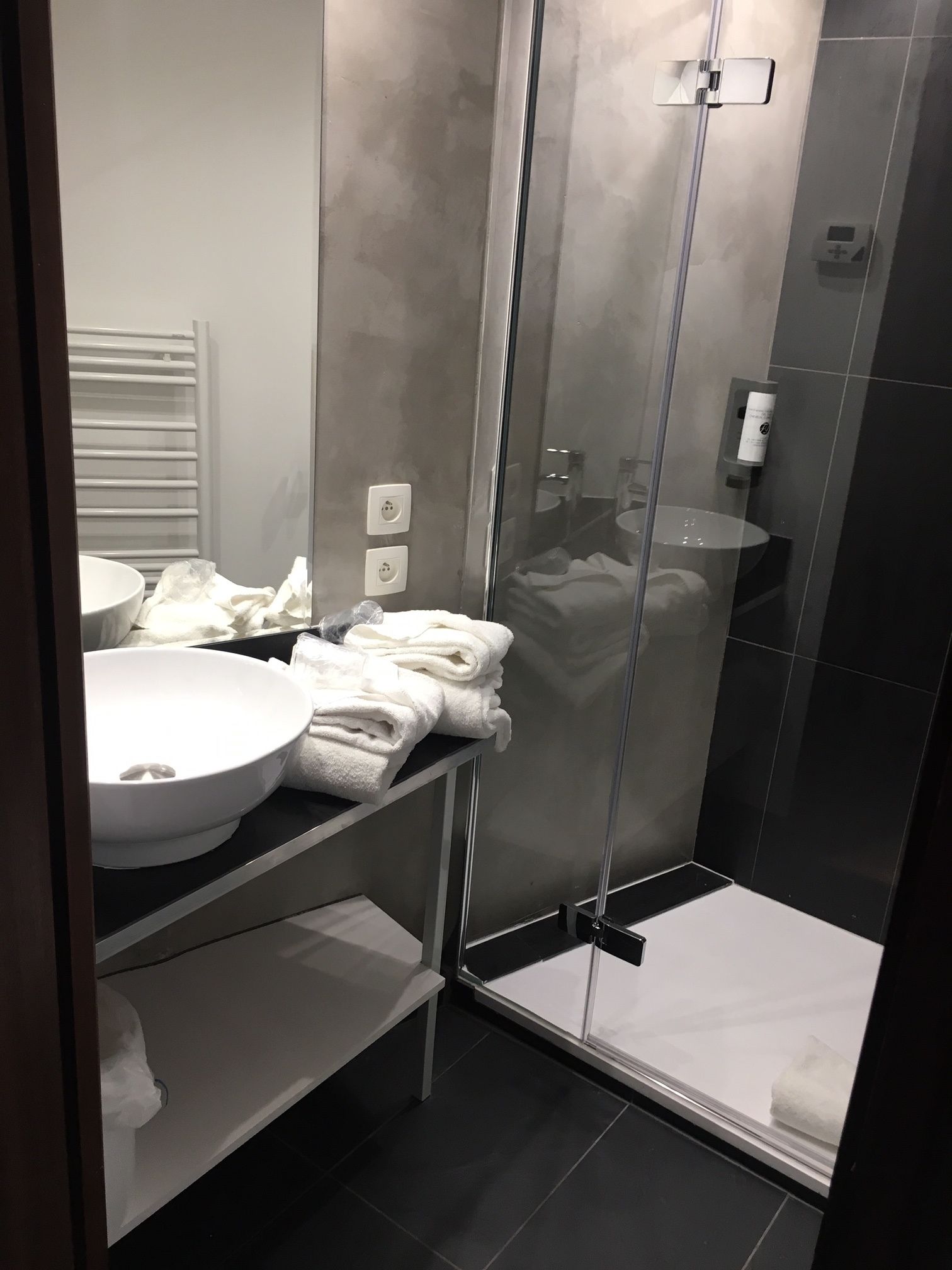 Chambre Double, terrasse | Salle de bain
