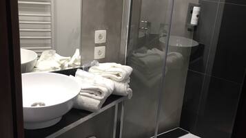 Chambre Double, terrasse | Salle de bain