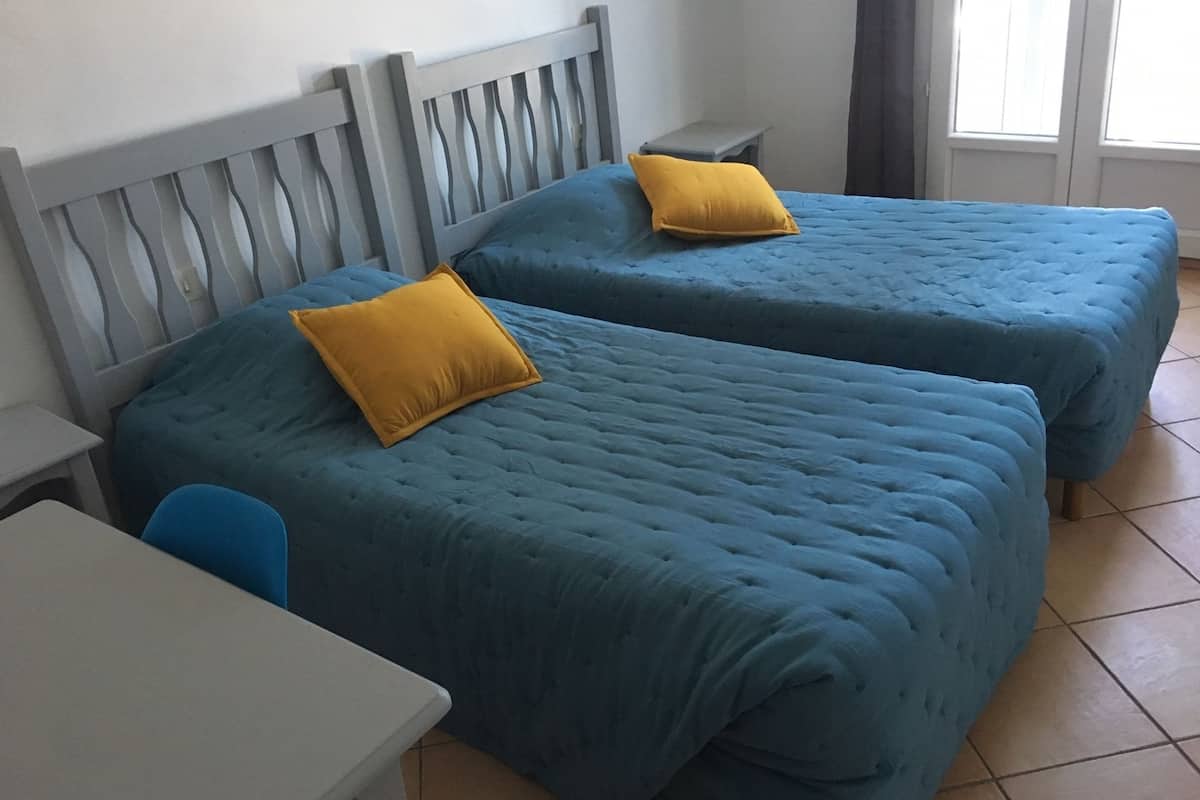 Klassieke Twin kamer | Een bureau, gratis wifi, beddengoed
