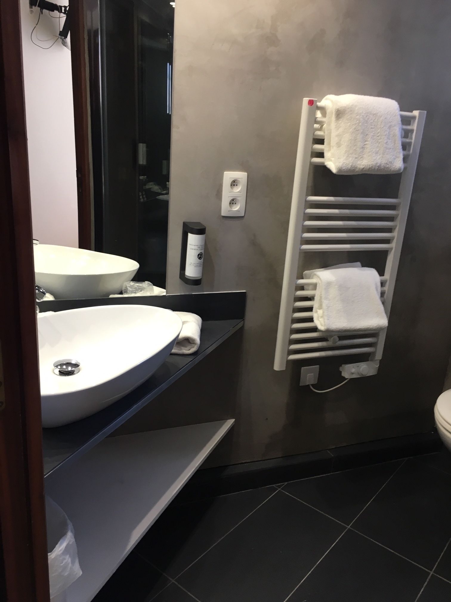 classic double room | bathroom | free toiletries, towels