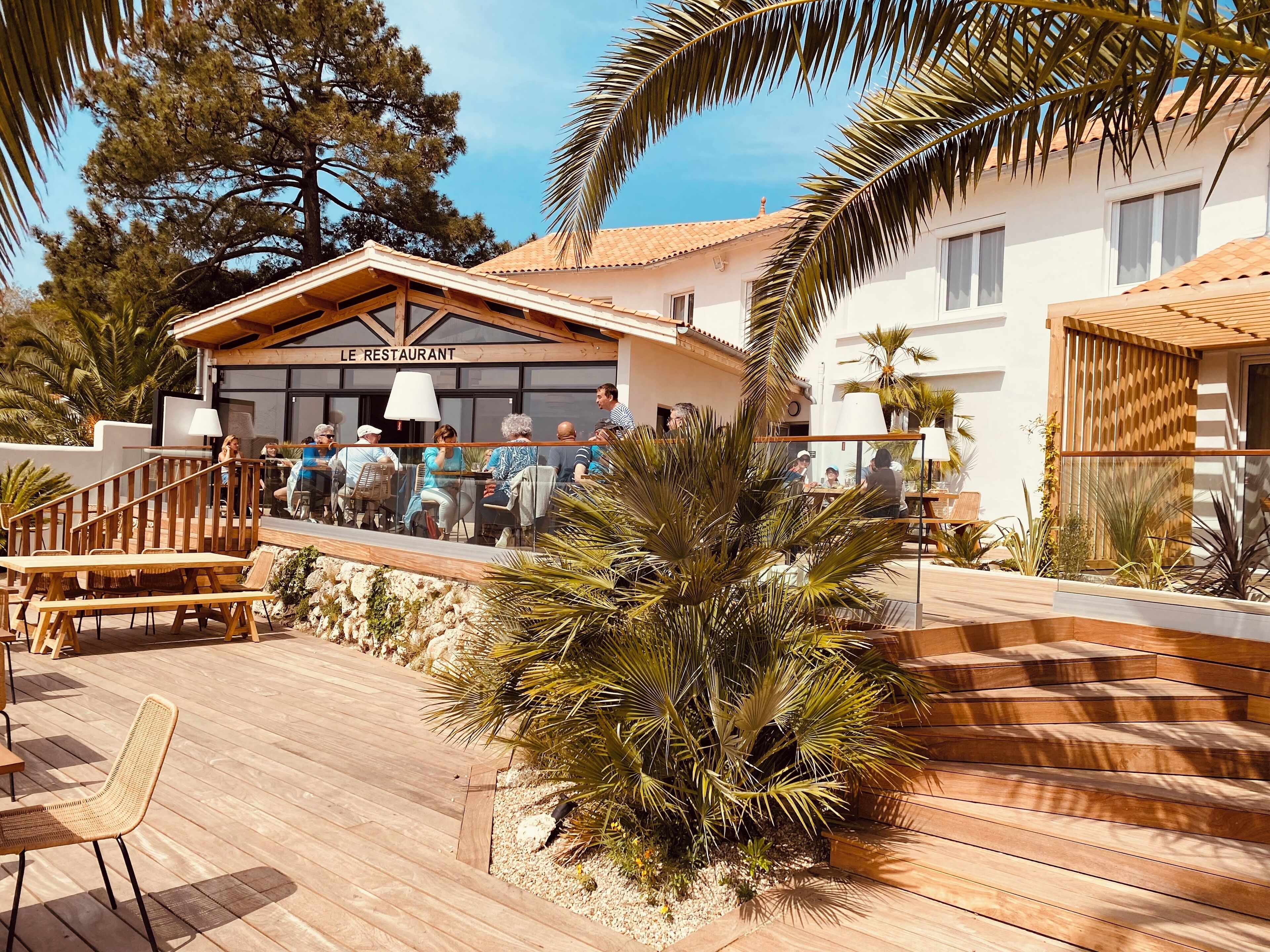 lunch and dinner served, sea views