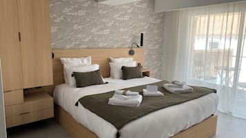 Quarto casal superior, vista para o jardim | 1 quarto, roupas de cama premium, cofres nos quartos, escrivaninha