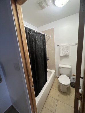 Basic Single Room, 2 Double Beds | Bathroom | Combined shower/tub, free toiletries, towels - Troy Motel (Troy)