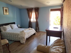 Decoración personalizada, muebles diferentes y escritorio 