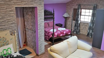 Habitación familiar | Decoración personalizada, muebles diferentes, escritorio y camas extra