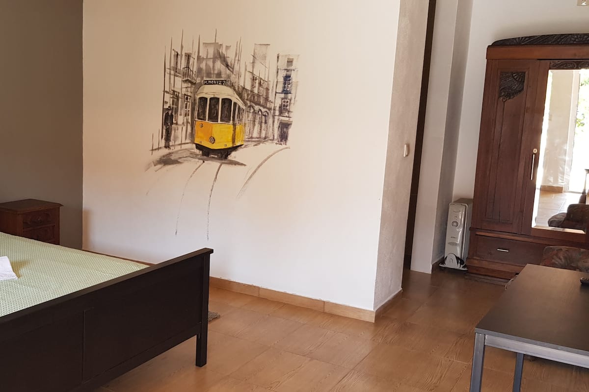 Habitació doble Deluxe, 1 llit doble, zona enjardinada | Escriptori, llits addicionals, wifi gratuïta i decoració individual 