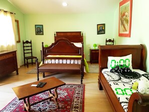 Family Room | Individually decorated, individually furnished, desk, rollaway beds - Gojim Casa Rural (Armamar)