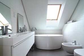 Apartamento, 1 quarto (Bianco) | Banheiro | Produtos de toalete grátis, secador de cabelo, roupões de banho 
