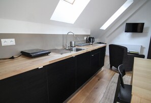 Studio (Creta) | Eget pentry | Kylskåp, spishäll, kaffe- och tebryggare och vattenkokare