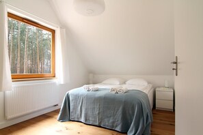 Cabin (Aqua) | Premium bedding, individually decorated, individually furnished, desk - Osada Osjaków (Osjakow)