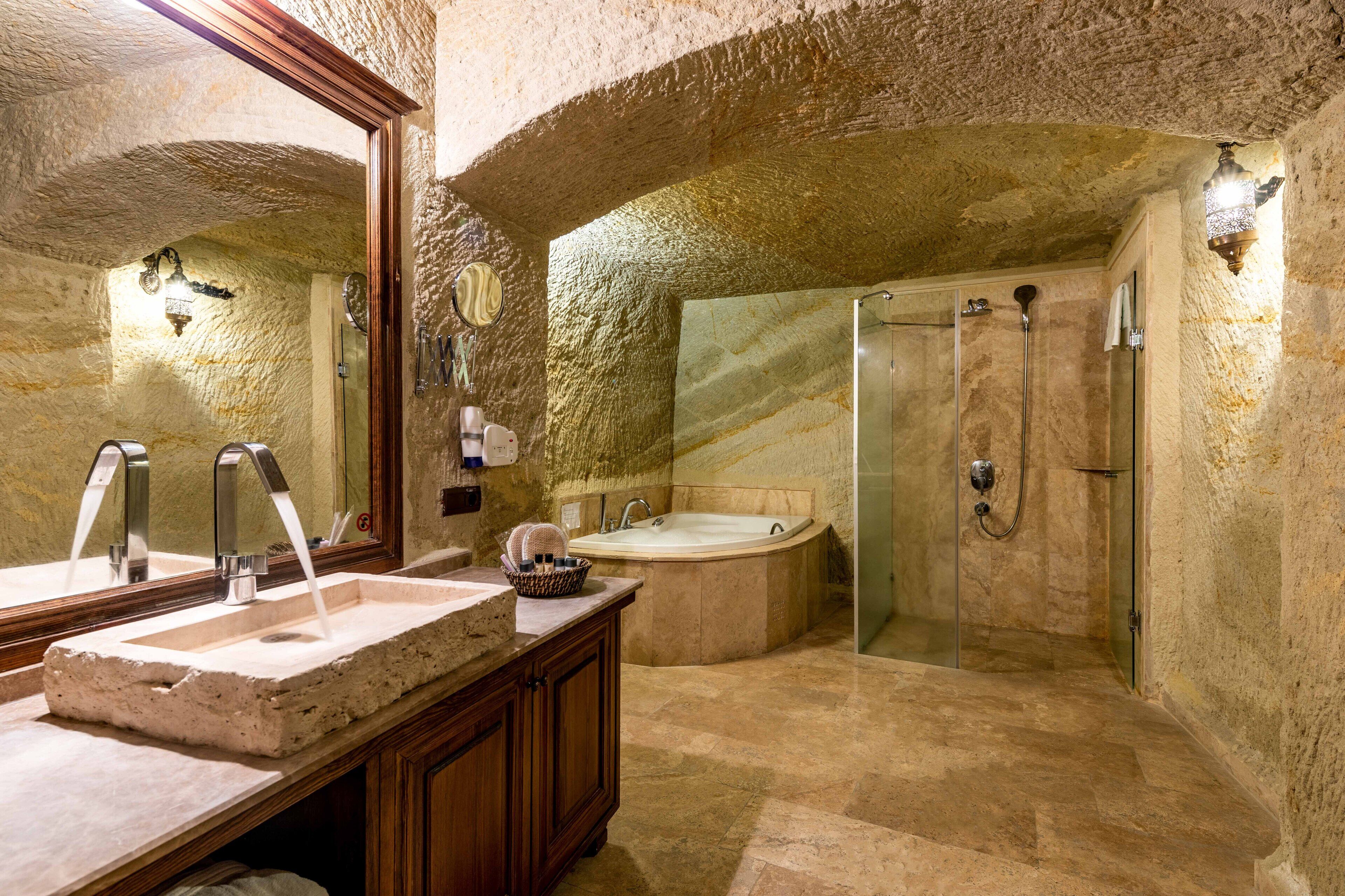 King Suite | Bathroom | Free toiletries, hair dryer, slippers, towels