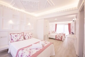 Economy Quadruple Room | Blackout drapes, soundproofing, free WiFi, bed sheets - Aksoy Butik Otel (Bozcaada)
