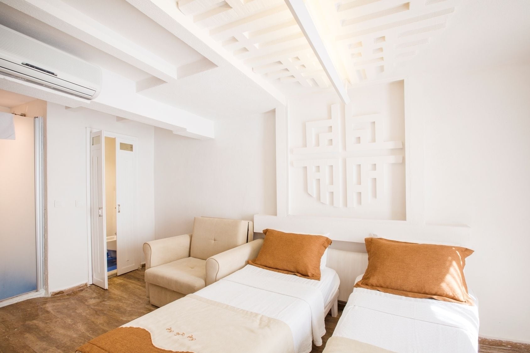 1 bedroom, blackout curtains, soundproofing, free wifi