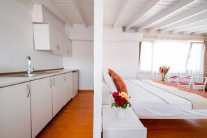 Deluxe Triple Room | Blackout drapes, soundproofing, free WiFi, bed sheets