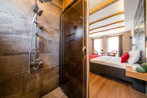 Deluxe Double Room | Bathroom | Shower, rainfall showerhead, hair dryer, slippers