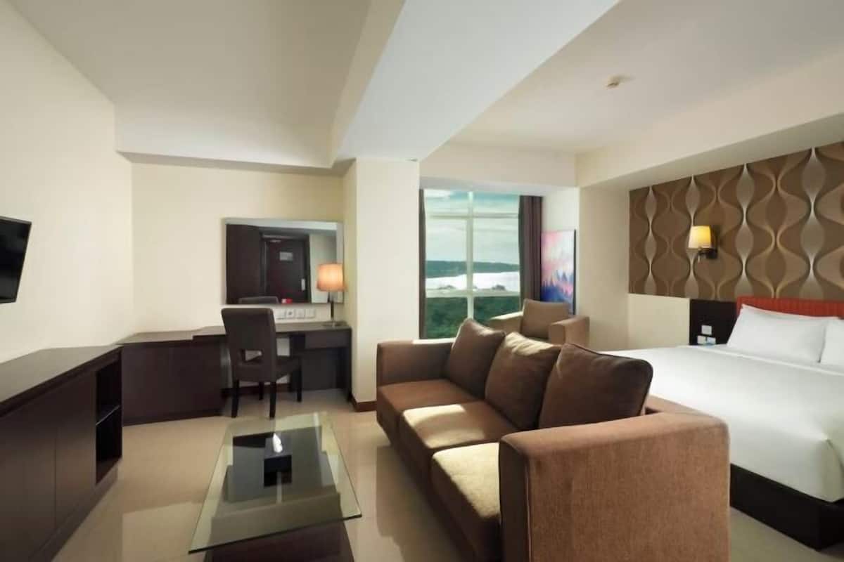1 bedroom, premium bedding, in-room safe, desk
