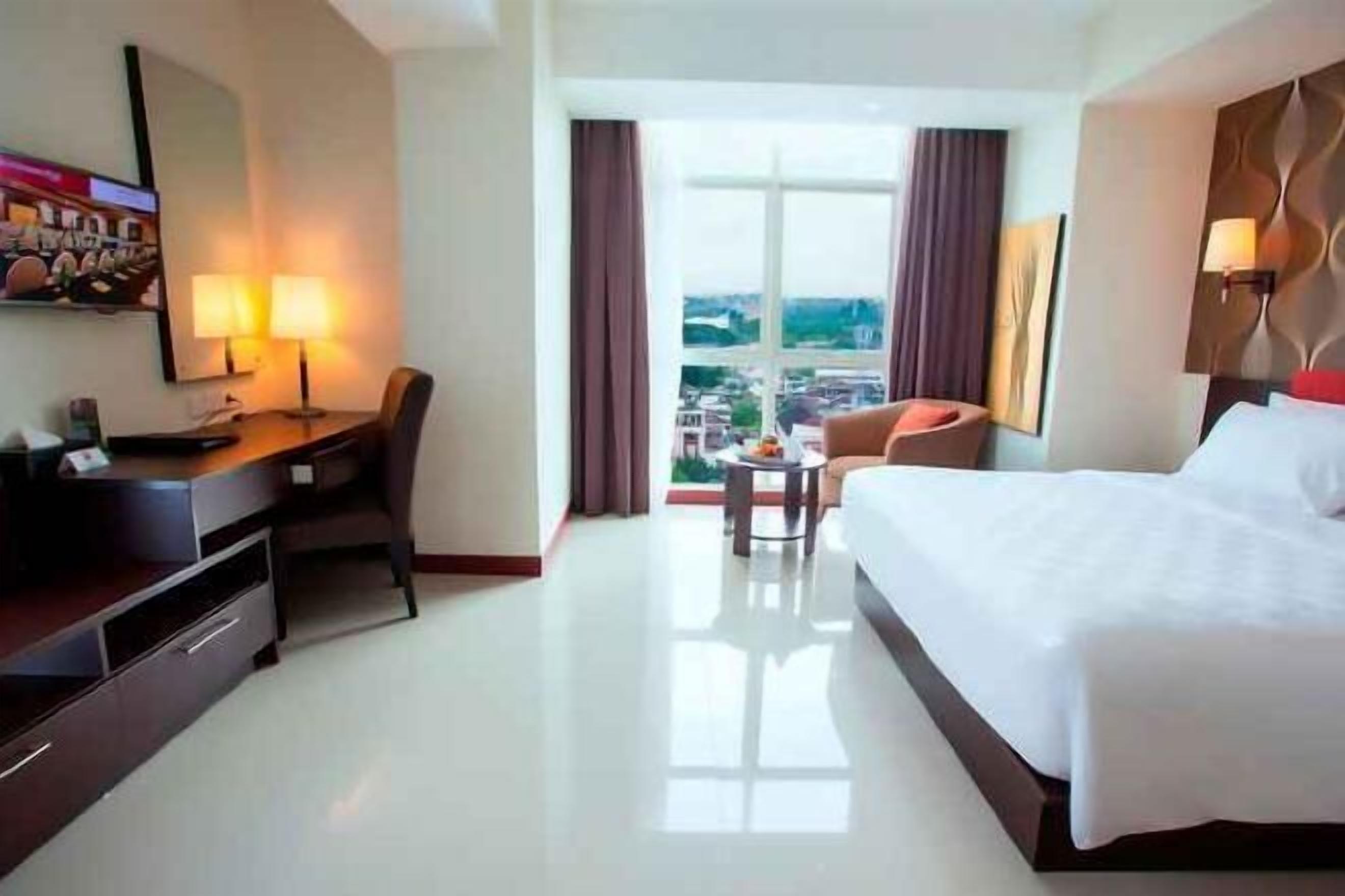 Ropa de cama de alta calidad, caja fuerte, escritorio