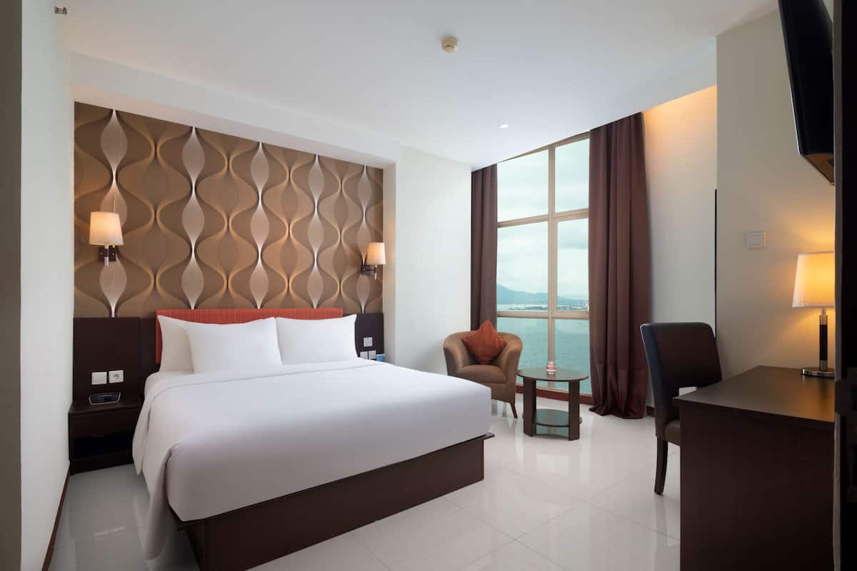 1 bedroom, premium bedding, in-room safe, desk