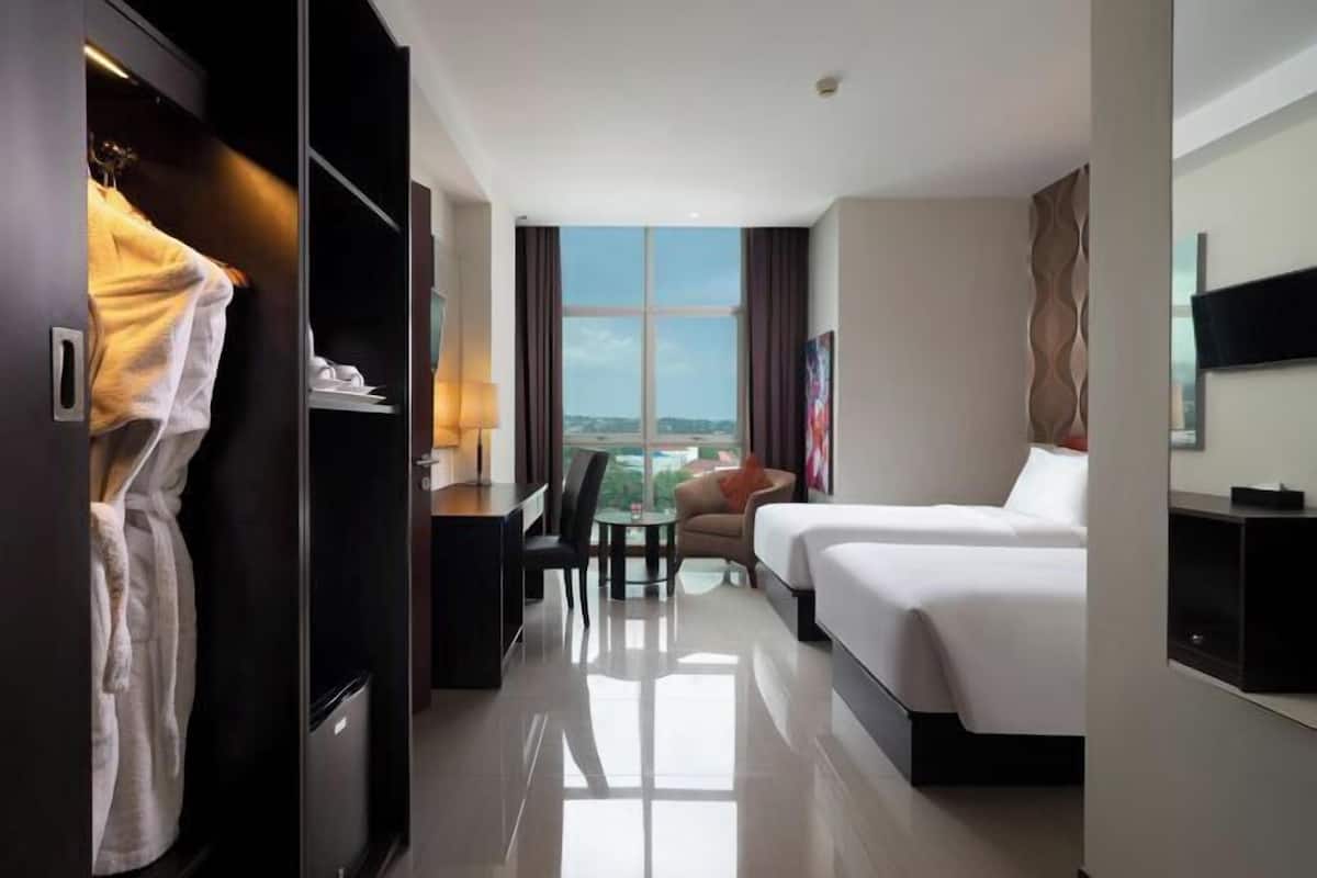 1 bedroom, premium bedding, in-room safe, desk