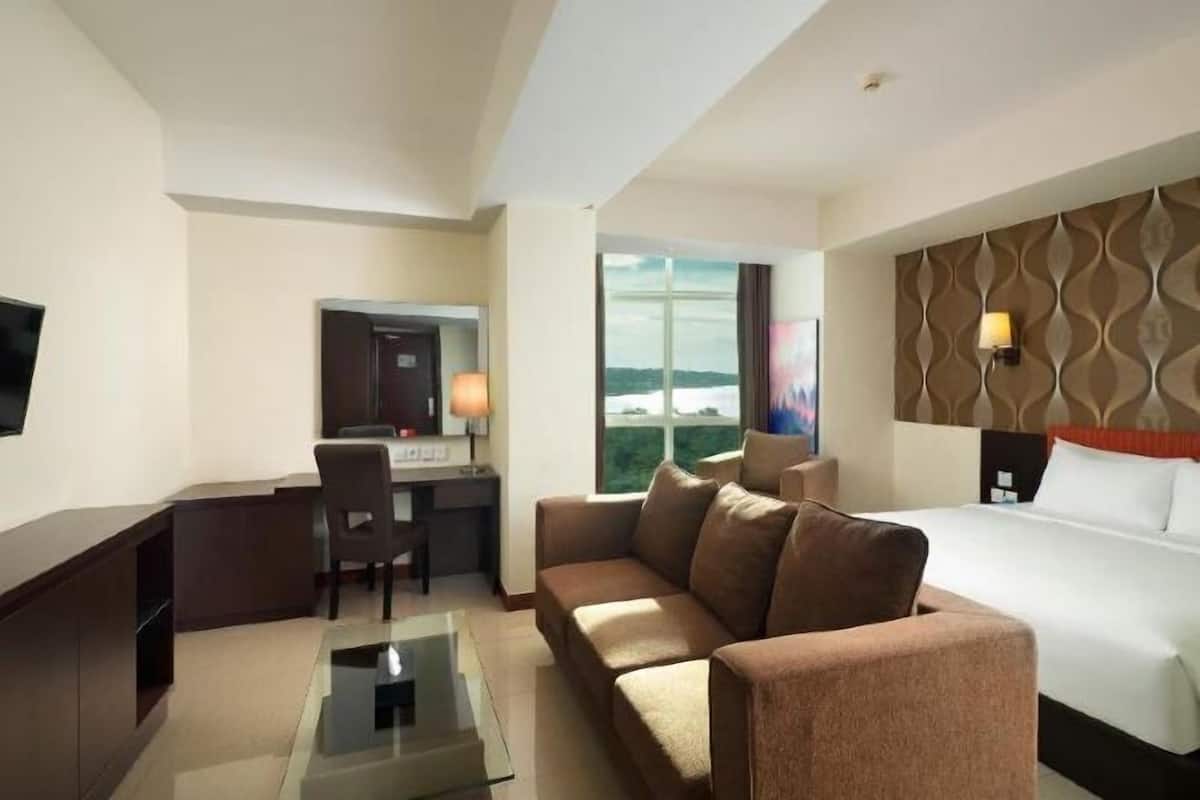 1 bedroom, premium bedding, in-room safe, desk