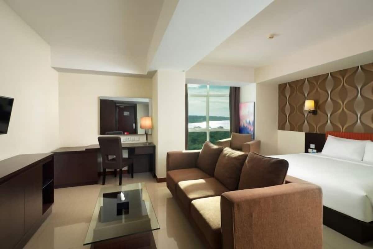 1 bedroom, premium bedding, in-room safe, desk