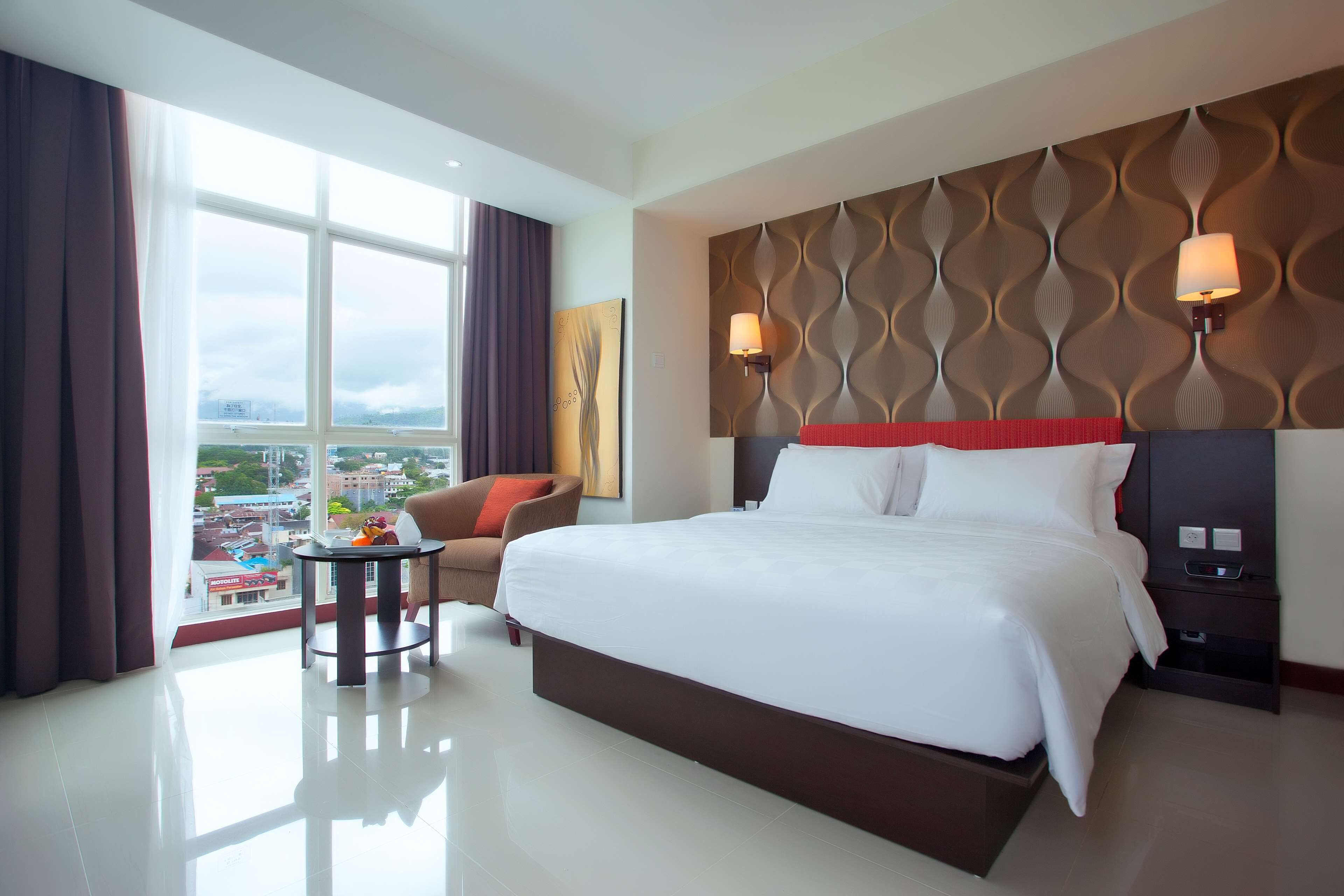 高档床上用品、客房内保险箱、办公桌、笔记本电脑工作区