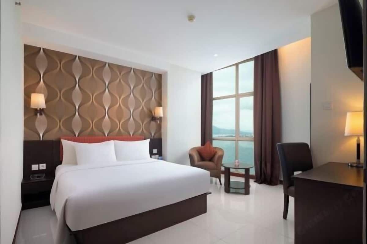 1 bedroom, premium bedding, in-room safe, desk
