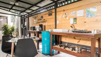 Una cocina moderna con detalles de madera, un barril azul y una estación de café.