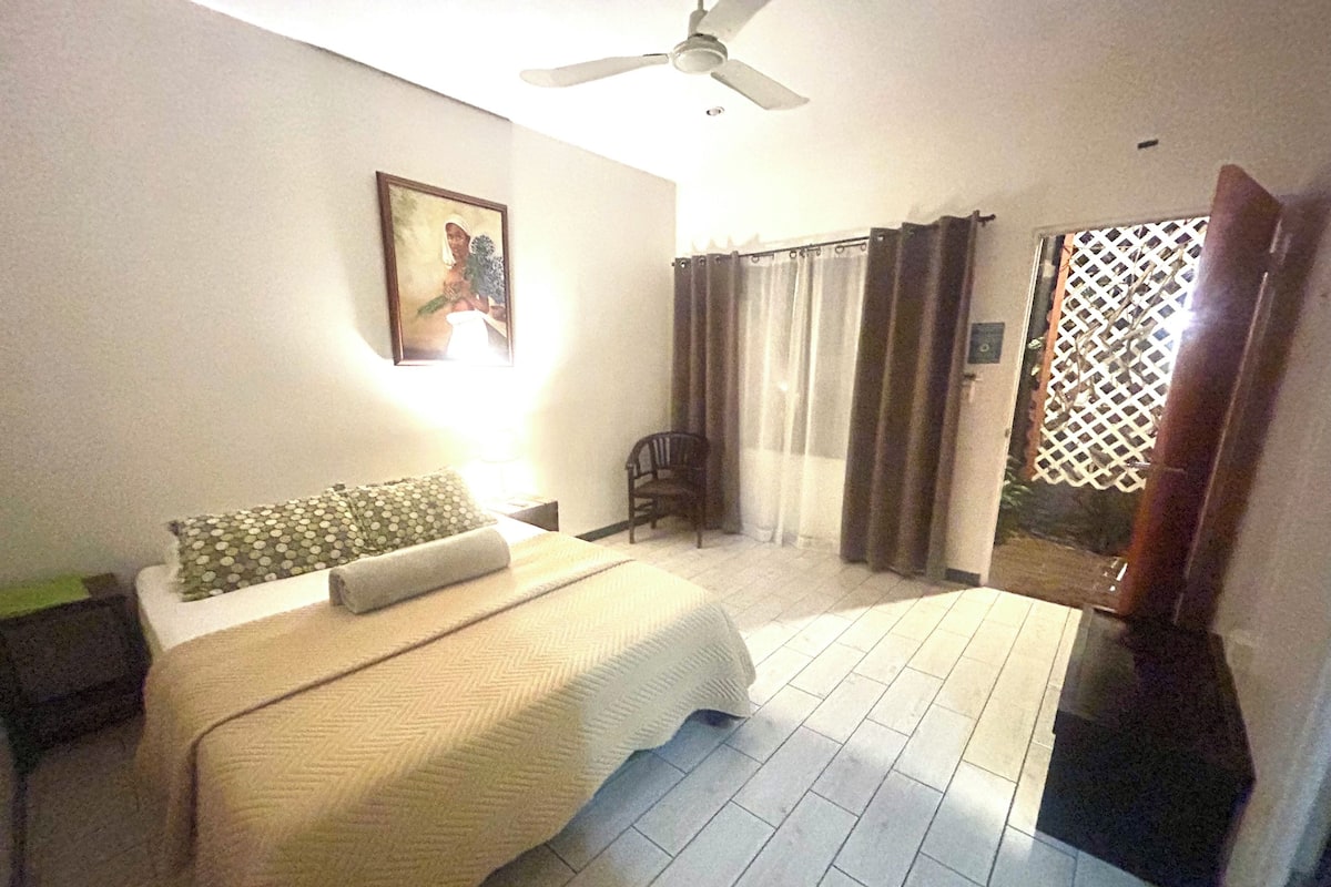 Luxe beddengoed, donsdekens, gratis wifi, individueel gedecoreerd