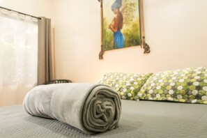 Queen Room with Garden View (Room 2)