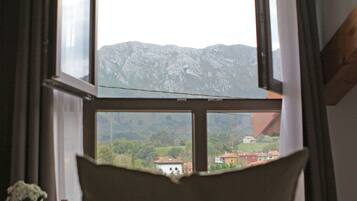 Meja kerja, kedap suara, Wi-Fi gratis, dan seprai linen