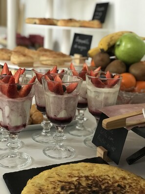 Dessert glasses with fruit on a table, surrounded by bread and fruit. - El Rincon del Cuera (Llanes)