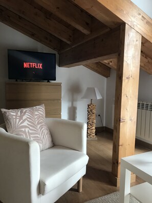 Desk, soundproofing, free WiFi, bed sheets