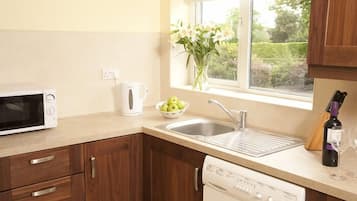 Full-sized fridge, microwave, oven, stovetop