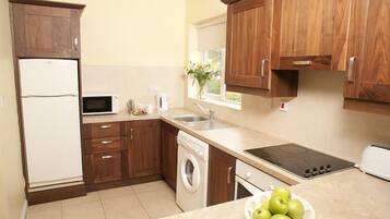 Täysikokoinen jääkaappi, mikroaaltouuni, uuni, liesi