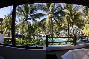 Villa Confort, 2 chambres, vue piscine, en front de plage | Terrasse/Patio