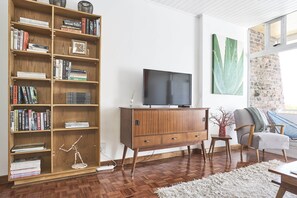 Apartment | Living area | 40-inch flat-screen TV with digital channels, TV - House Sandrock Muckleneuk (Pretoria)