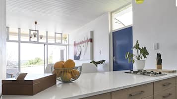 Appartement | Privékeuken | Een koelkast met diepvriezer, een microgolfoven, een kookplaat