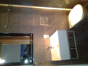 Superior Studio | Bathroom | Shower, free toiletries, hair dryer, towels